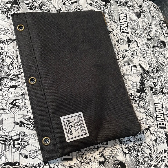 Hilroy binder bag and pencils - Picture 2 of 5